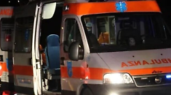 Furgone invade la corsia opposta e falcia uno scooter, morti due fidanzati in vacanza

