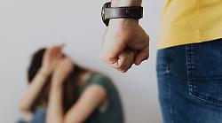 "Aiuto, il babbo picchia la mamma": figlio impaurito chiama la polizia di Assisi che salva la donna dalle violenze. Per l'uomo scattano divieto di avvicinamento e braccialetto elettronico
