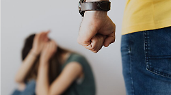 Aggredisce la moglie incinta: divieto di avvicinamento per un 47enne albanese