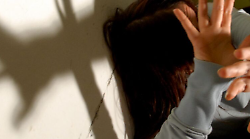 Ubriaco picchia e minaccia la compagna davanti alla figlia minore: scatta l'arresto 