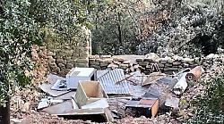 Rifiuti speciali tra i ruderi del castello, 10 mesi dopo area ancora sotto sequestro: ripristino e bonifica in alto mare