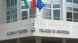 Si agita alla vista della polizia e viene sorpreso con hashish, cocaina e contanti. Arrestato cittadino marocchino