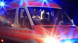 Terni, perde il controllo dell'auto che sale sul marciapiede e piomba contro un palo della luce. Coinvolti due ragazzi