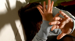 Non vuole che la compagna lavori e la minaccia di morte con un coltello: scatta il divieto di avvicinamento 
