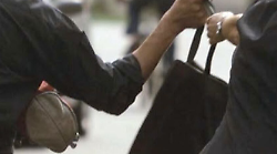 Scippano una 67enne e scappano in auto: fermati e denunciati tre sudamericani a Narni Scalo 