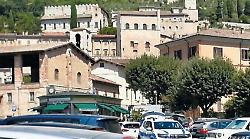 Danneggiate decine di auto tra cento e prima periferia: è tornato l'incubo dei vandali