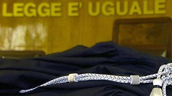 Prese a martellate la moglie, assolto dall'accusa di maltrattamenti