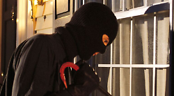 Gubbio, va a vedere i focaroni di San Giuseppe e le svaligiano l'abitazione. Colpo nella frazione di Branca 