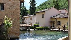 Rasiglia, la piccola Venezia dell’Umbria: il suggestivo borgo delle acque destinazione perfetta per l’autogiro in veicoli d’epoca