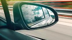 Minorenni non si fermano all'alt della polizia e gettano hashish dal finestrino dell'auto. Scatta l'arresto 