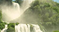 Terni, ragazzi salgono fino ai vasconi della cascata delle Marmore e fanno il bagno nudi. Bloccati dagli addetti alla vigilanza