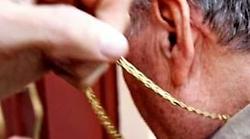 Tenta di rubare con la tecnica dell'abbraccio una collana d'oro a un 63enne: denunciata una 23enne