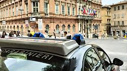 Provano a strappare l'orologio dal polso di un ragazzo e svuotano il portafoglio a un altro passante. Arrestati rapinatori seriali