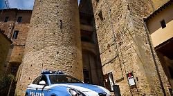 Minacce e botte per avere soldi, arrestato un uomo