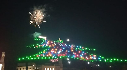 Gubbio, i vigili del fuoco illuminano l'Albero di Natale più grande del mondo 