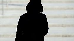 Terni, ragazzo aggredito in pieno centro da uno sconosciuto. Voleva rubargli lo zaino ma è stato messo in fuga