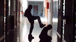 Terni, studente perseguitato e preso a calci dai bulli a scuola. Nei guai 4 compagni di classe. Sequestrato un coltello