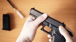 Todi, litiga con la ex moglie e gli trovano una pistola carica nel comodino. Braccialetto per l'uomo di 77 anni