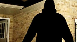 Perugia, va a rubare in un negozio e si nasconde nel furgone: arrestato il ladro