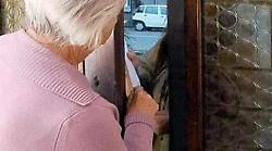 Terni, truffatrice si presenta a casa di un'anziana di 88 anni per ritirare soldi e gioielli ma trova la polizia e finisce in manette