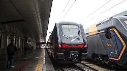 Lite a bordo del treno, la polizia lo trova con una lametta nella cover del telefono e un attrezzo rubato: denunciato 19enne