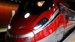 Treni ancora in ritardo, guasto causato dai fulmini nella tratta di Arezzo e linee di nuovo nel caos