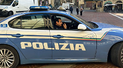 Coppia compra la frutta al negozio e ladro gli ruba l'auto parcheggiata: preso
