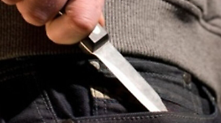 Lo minaccia con un coltello e gli ruba 900 euro per saldare un debito di droga. Scatta l'arresto per un cittadino irregolare di 23 anni