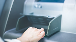 Perugia, bloccava i soldi nei bancomat per poi rubarli: arrestato in Spagna un 27enne. 