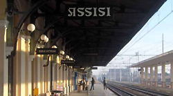 Momenti di paura in stazione: un uomo si aggira armato di pistola giocattolo,  denunciato