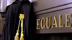 Bastonate al suo cane che lo morde: a processo