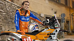 "Vi racconto Fabrizio Meoni mio padre". Gioele, la sua Dakar, il figlio in arrivo e 20 anni sulla scia del genitore mito