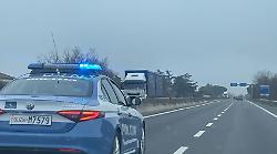 Terni, non si ferma all'alt, fugge in auto contromano a tutto gas e causa un incidente. Arrestato dalla polizia un 30enne