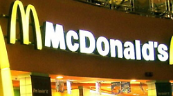 McDonald's, un morto e dieci ricoverati per escherichia coli negli Usa dopo aver mangiato il panino Quarter Pounder.  L'esperto: "Ceppo tra i più pericolosi"