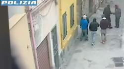 Blitz a Sassari contro la mafia nigeriana, trafficava droga anche a Terni: 30 arresti