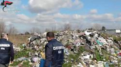Rifiuti pericolosi, Carabinieri Noe sequestrano discarica abusiva di 1000 mq