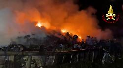 Catania, vasto incendio in un'azienda di demolizioni