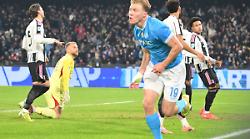Il Napoli batte 2-1 la Juve e torna in vetta, doppietta di Hojlund