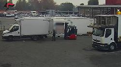 Furto di derrate alimentari destinate ai pasti in aereo, 4 arresti a Fiumicino