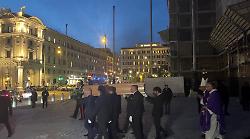 A Roma i funerali di Antonio Zichichi, le immagini dell'uscita del feretro