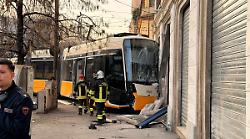 Tram deragliato a Milano. Un morto e 20 feriti