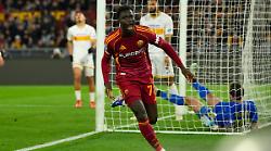 Una rete di Vaz piega il Lecce, la Roma vince 1-0 e aggancia la Juve