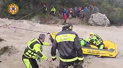 Maltempo, tratti in salvo 32 turisti rimasti isolati nel Messinese: le immagini