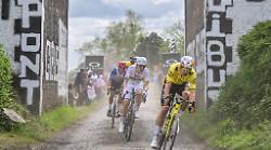 La Parigi-Roubaix a Wout Van Aert, battuto in volata Tadej Pogacar