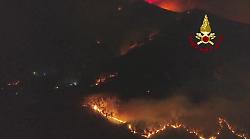 Fiamme sul Monte Faeta, focolai attivi sul versante Pisano: le immagini