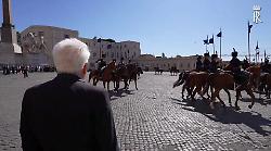 Mattarella assiste al cambio della Guardia d'Onore dell'Esercito Italiano