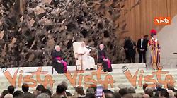 Leone XIV ricorda il dolore per la morte di Papa Francesco, l'applauso dei giornalisti