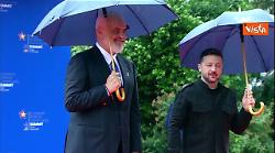 Zelensky arriva al vertice Cpe di Tirana. Ad accoglierlo Edi Rama