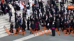 Jd Vance arriva sul sagrato di San Pietro per la Mesa di insediamento di Papa Leone XIV