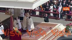 I sacerdoti rendono omaggio a Papa Leone XIV alla Messa di insediamento